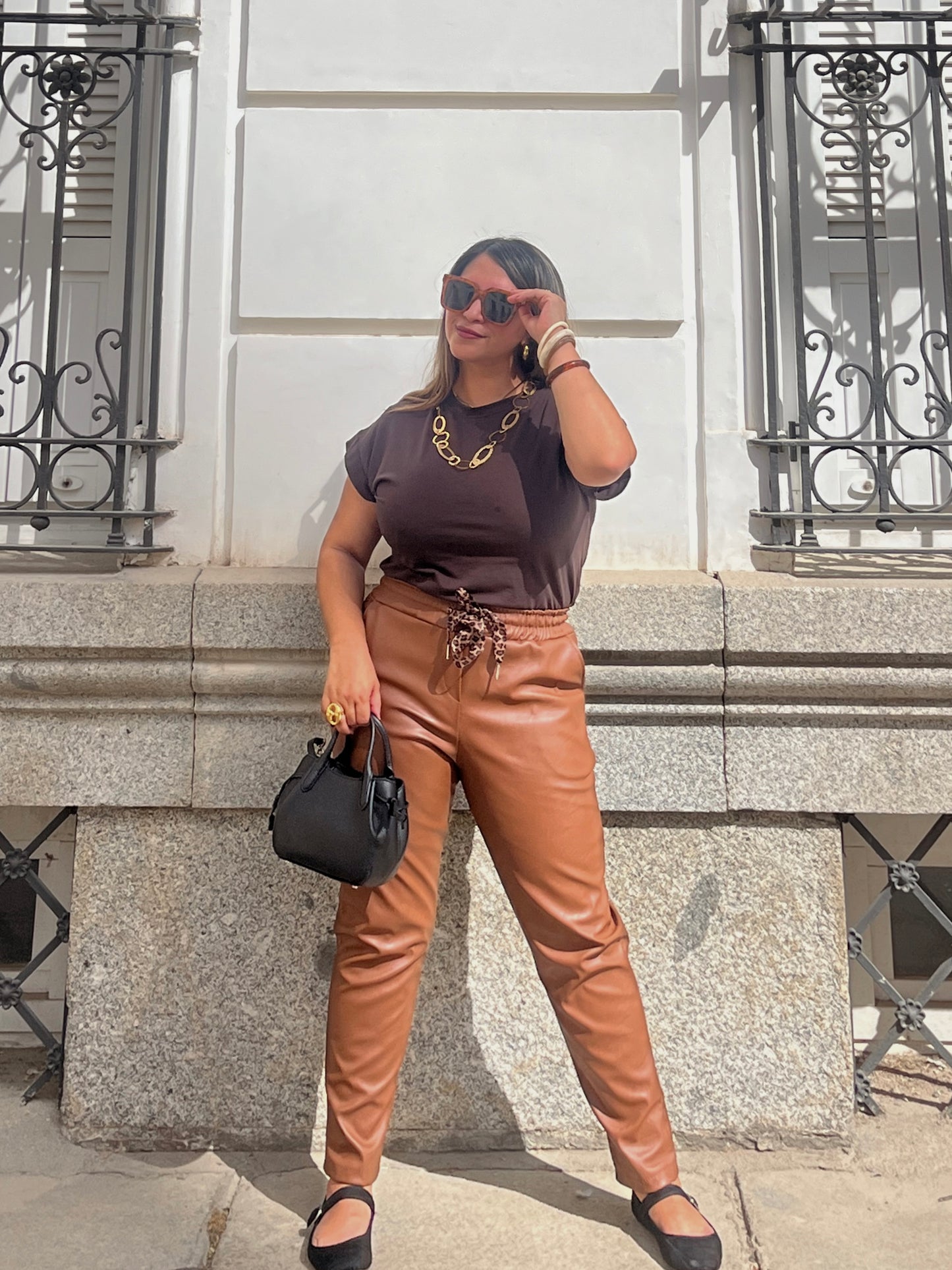 Pantalón Marrón en Polipiel con Cintura Elástica