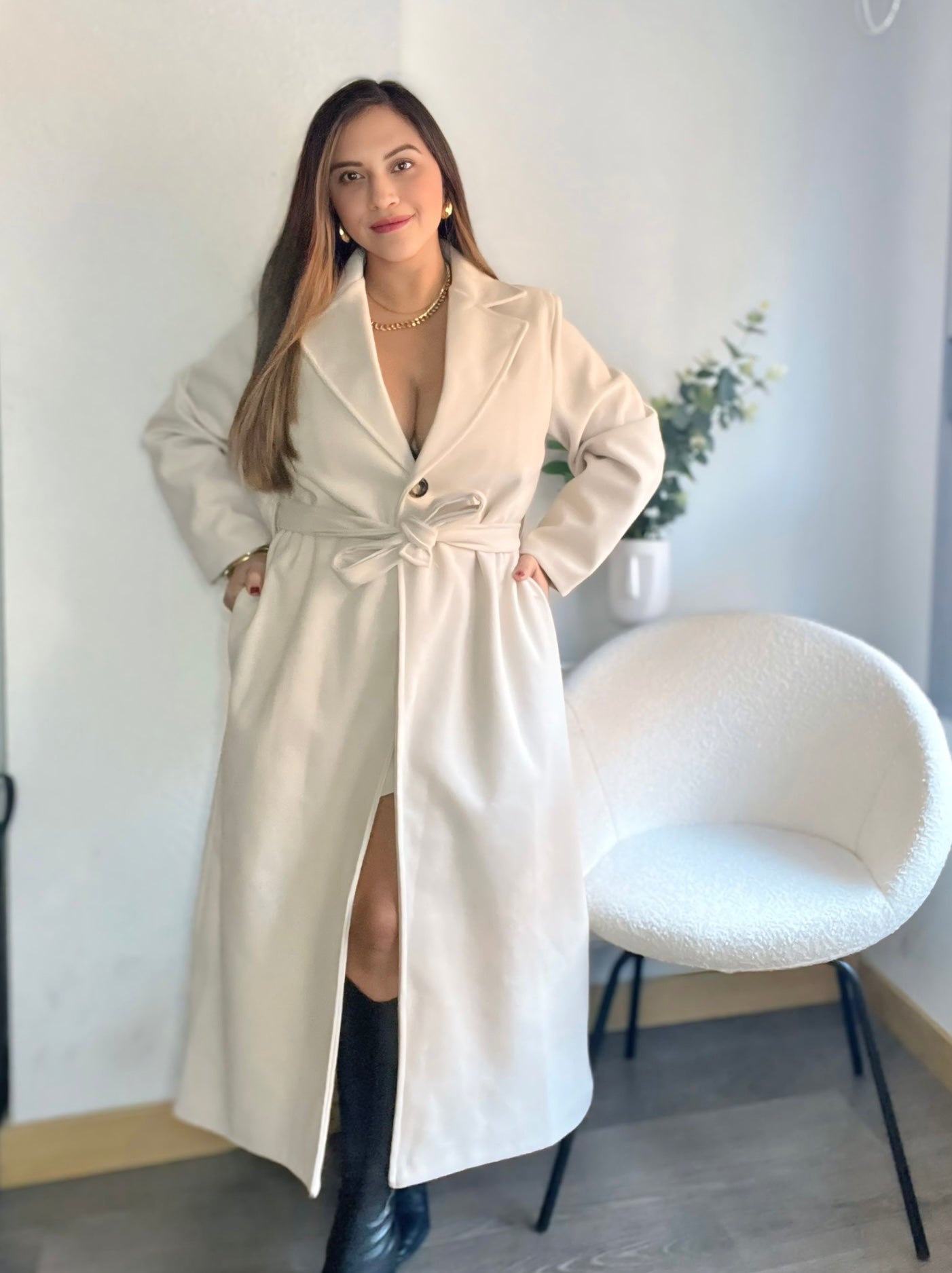 Abrigo extra largo de estilo minimalista