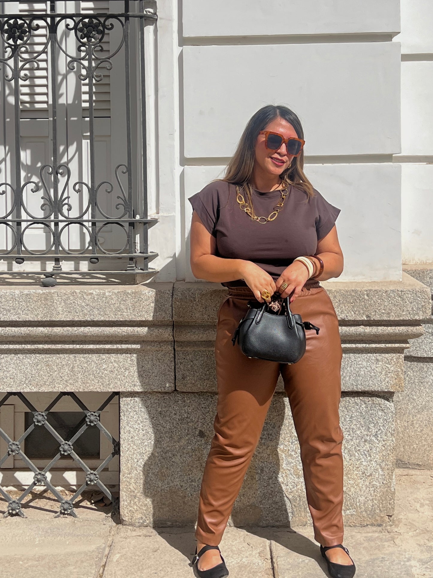 Pantalón Marrón en Polipiel con Cintura Elástica