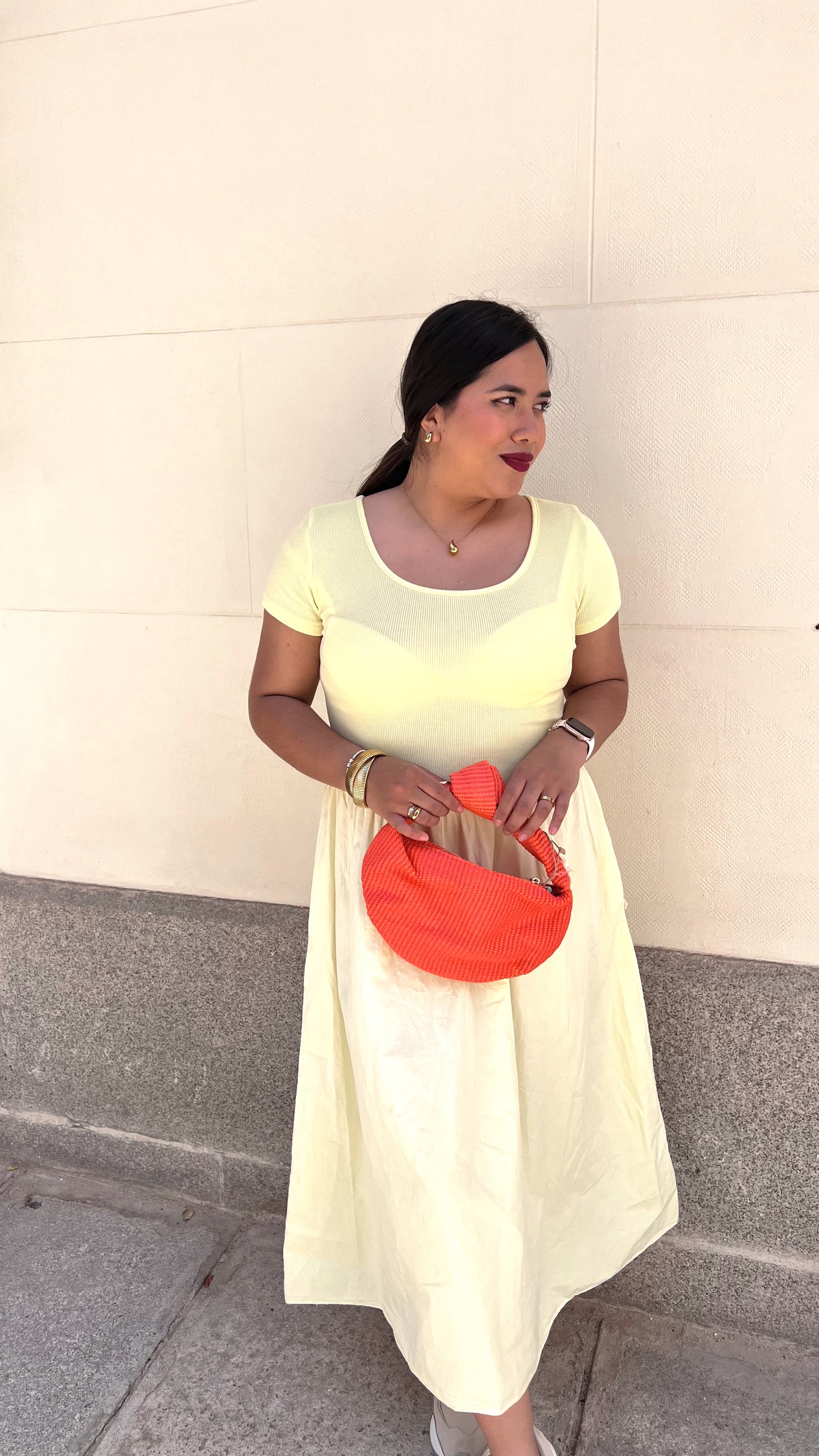 Vestido amarillo de algodón con cuello redondo y bolsillos