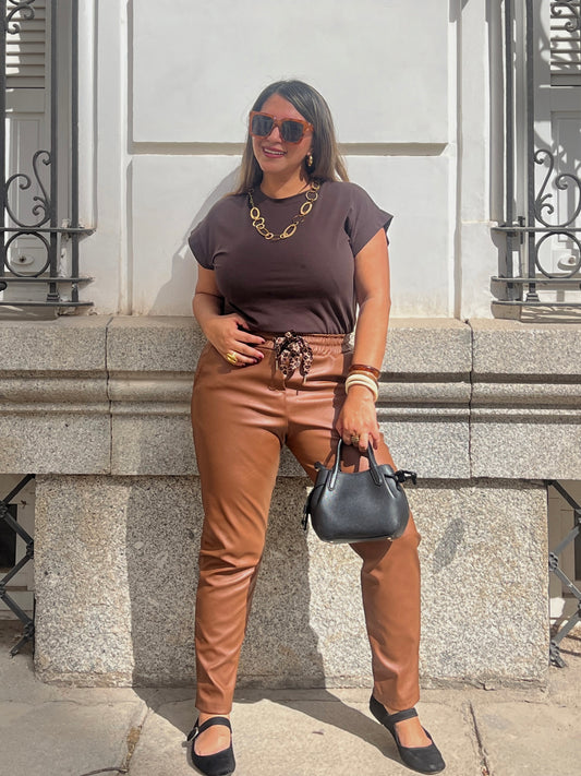 Pantalón Marrón en Polipiel con Cintura Elástica
