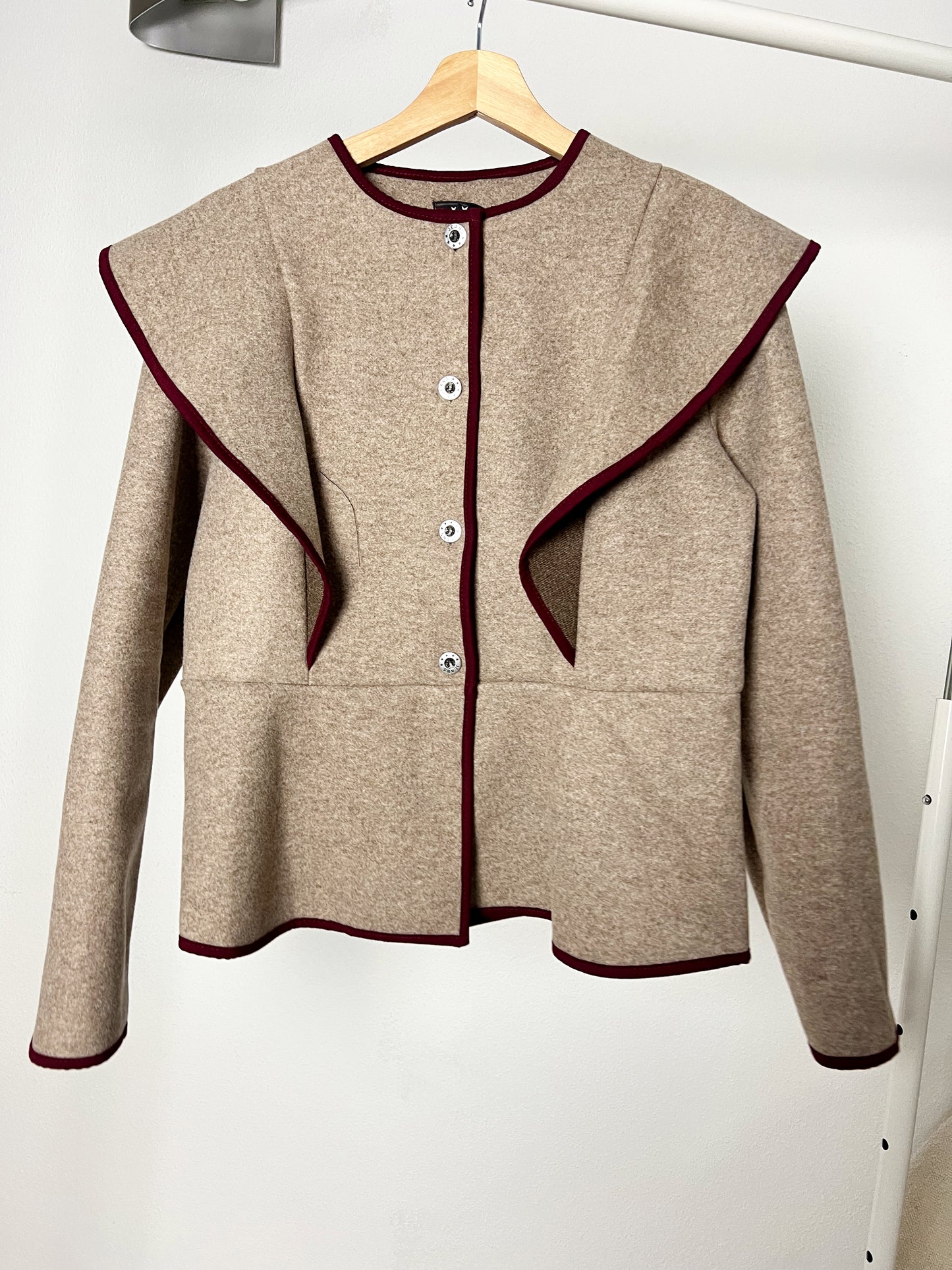 Chaqueta parisina con detalle burdeos