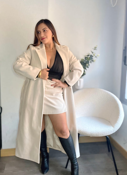 Abrigo extra largo de estilo minimalista