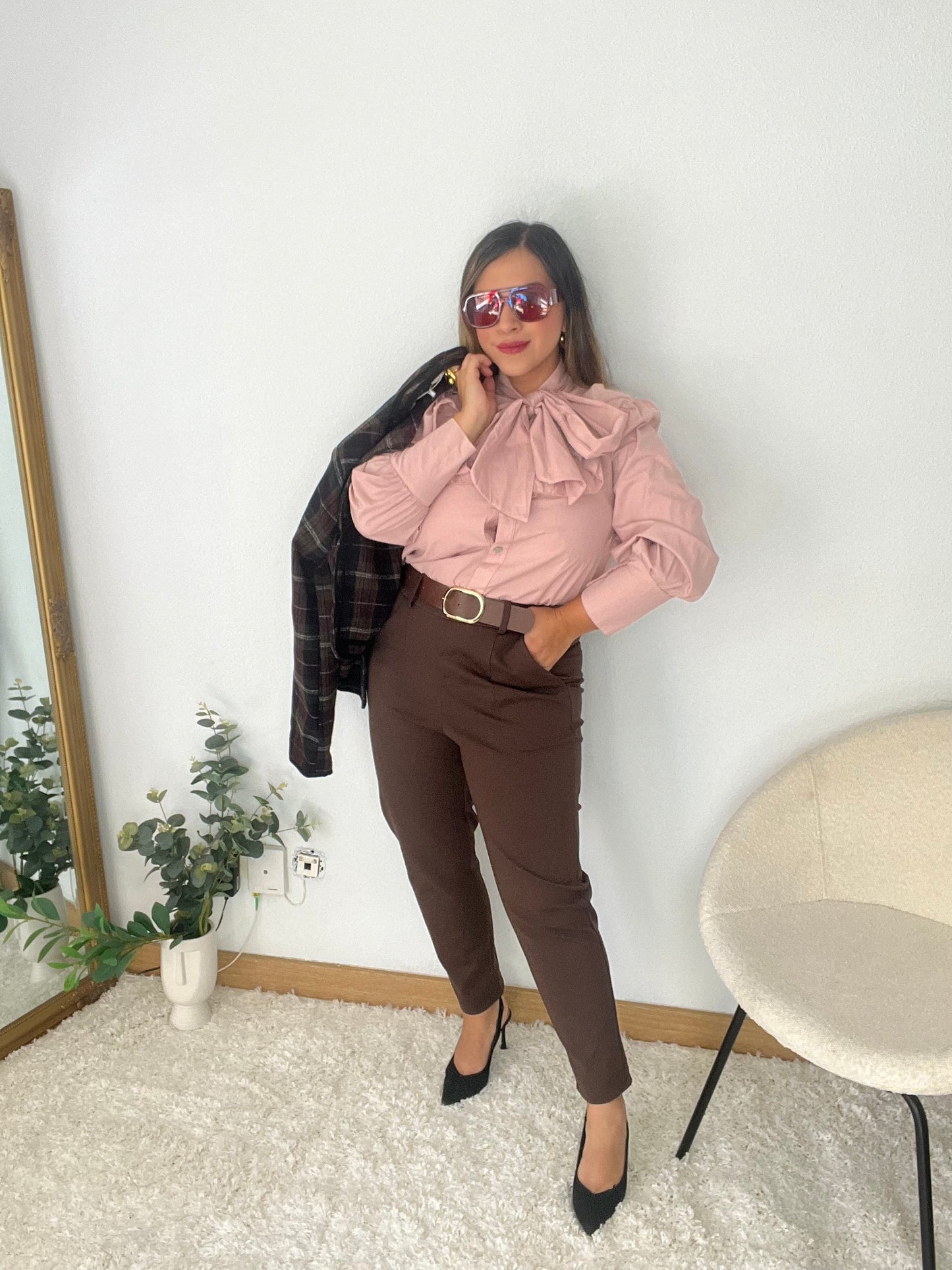 Pantalón marrón con cinturón