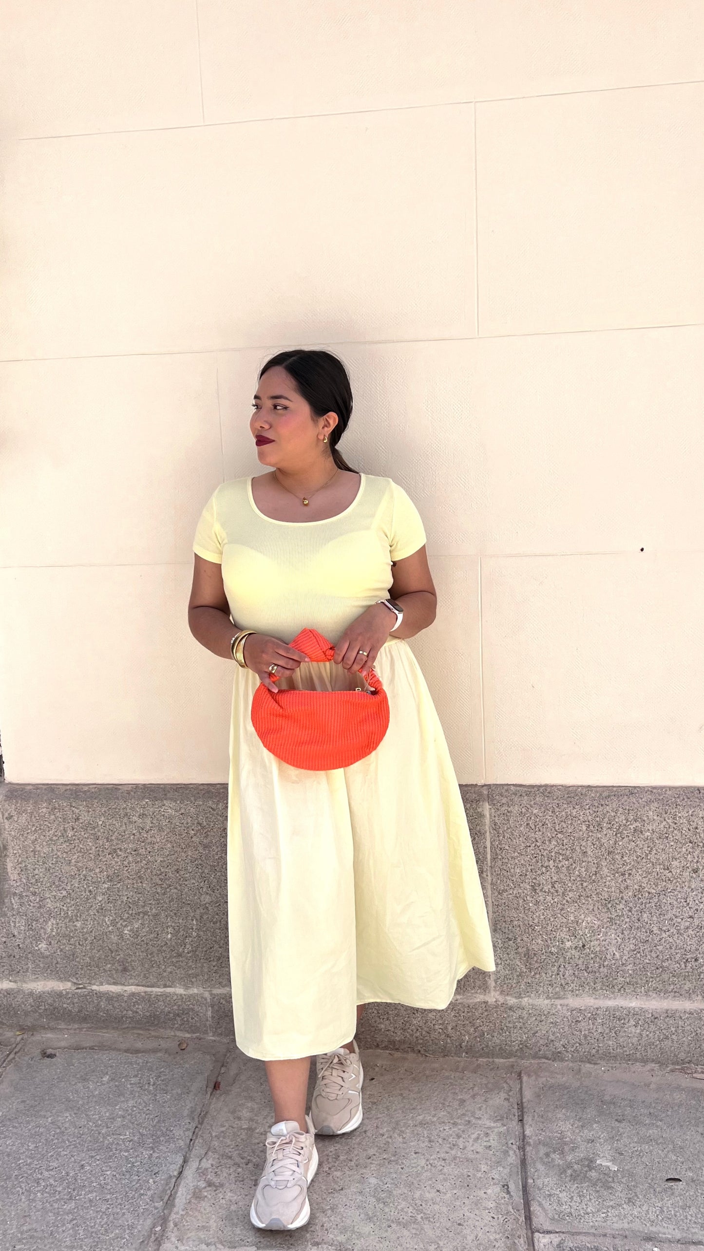 Vestido amarillo de algodón con cuello redondo y bolsillos