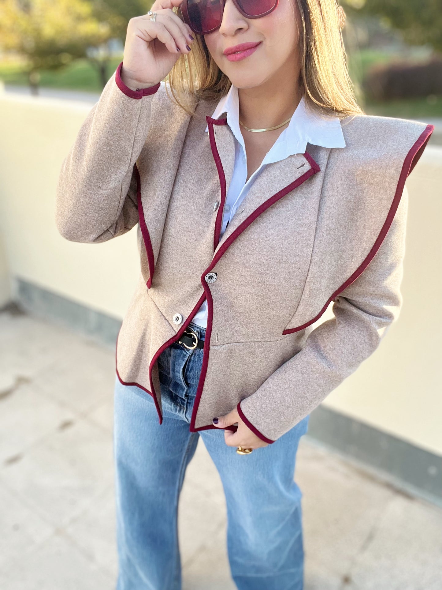 Chaqueta parisina con detalle burdeos