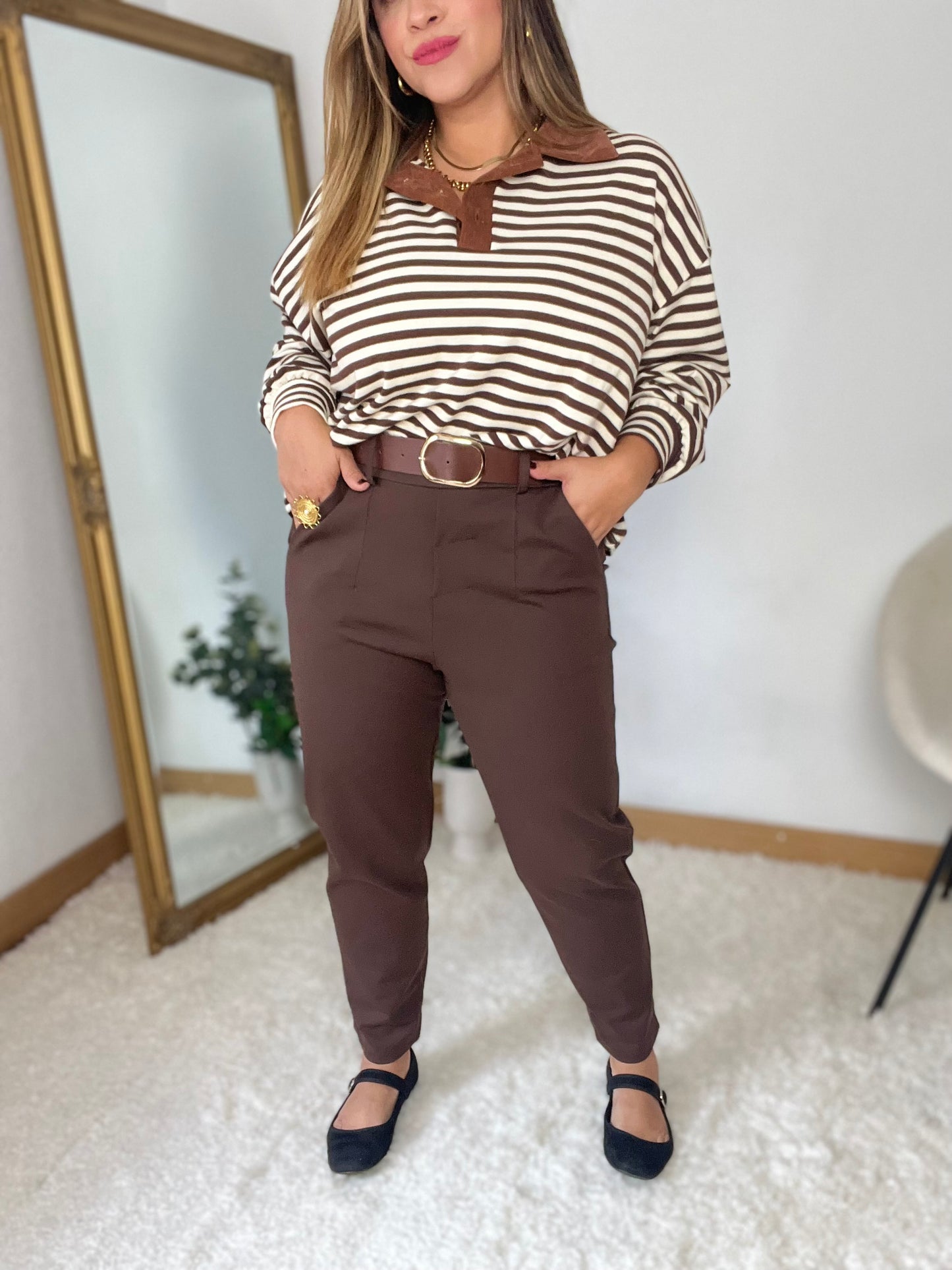 Pantalón marrón con cinturón