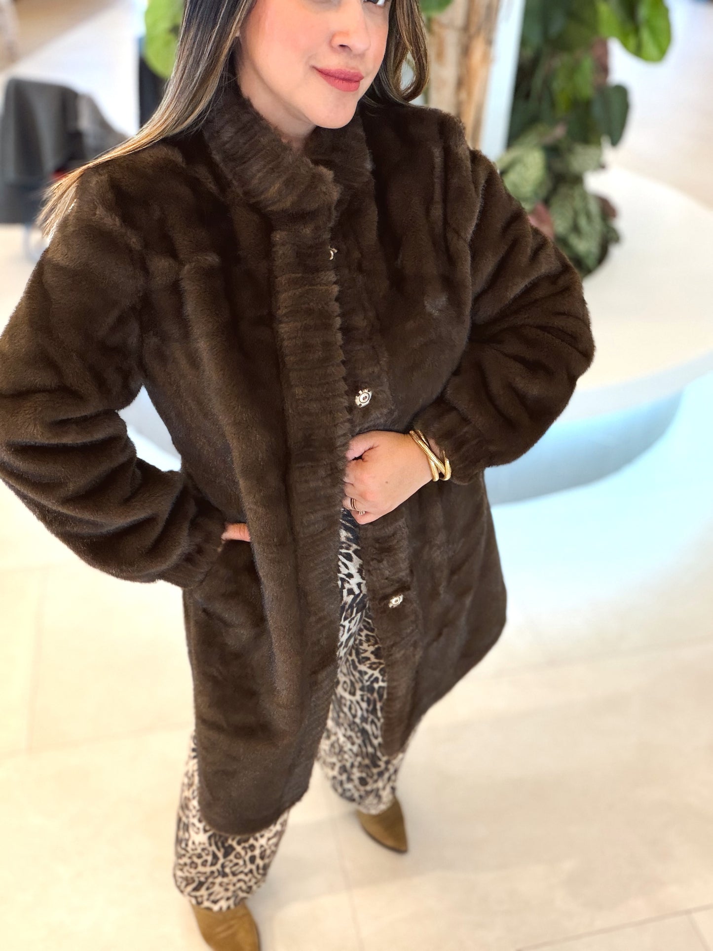 Abrigo Efecto pelo color choco