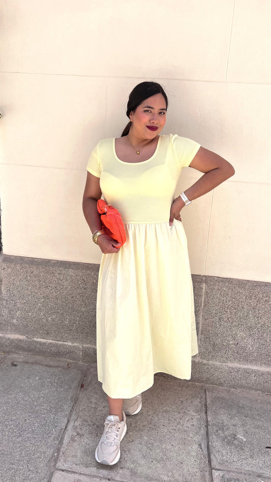 Vestido amarillo de algodón con cuello redondo y bolsillos