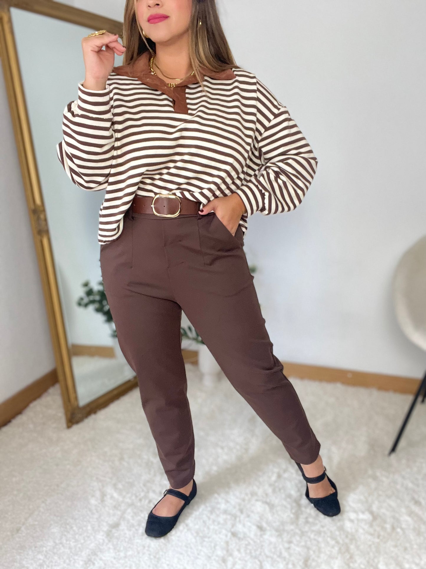 Pantalón marrón con cinturón